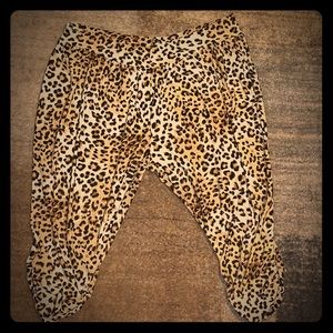 Leopard capris